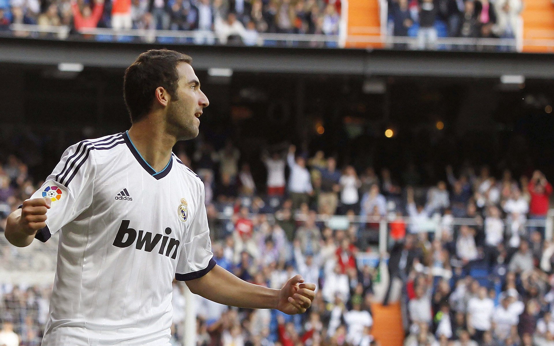 转会市场风云再起，豪门争抢新星，天价合约引爆夏窗