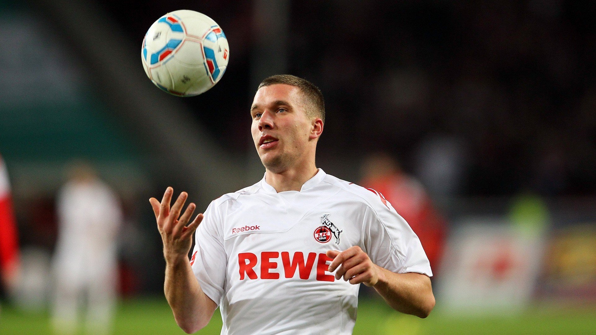 转会市场风云再起，豪门争抢新星，天价合约引爆夏窗