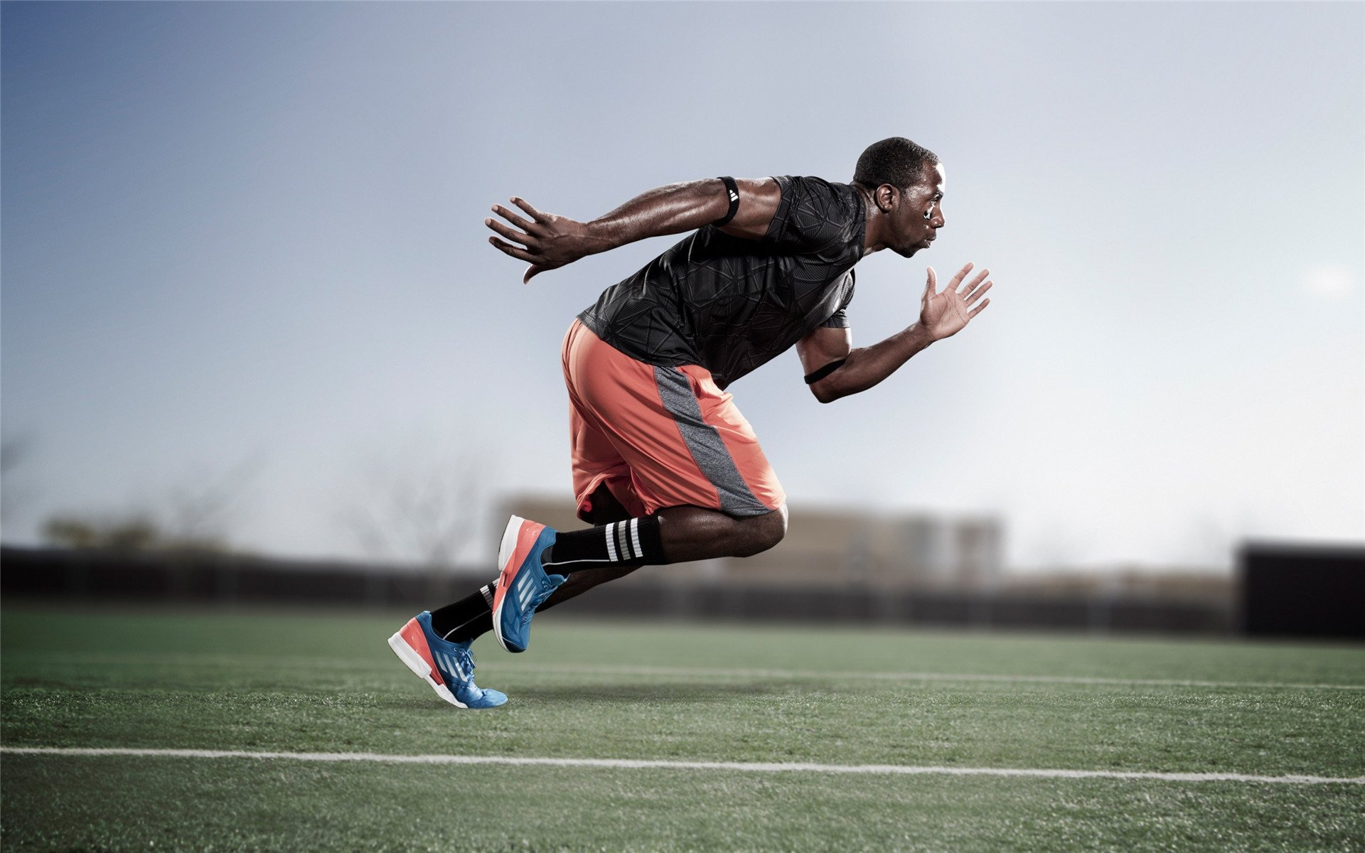 百米飞人巅峰对决 新星闪耀打破十年纪录